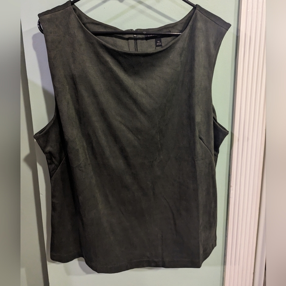 🔥NWT: 🔥 Normcore Banana Republic XL Olive Green Velvet Top - Picture 1 of 2